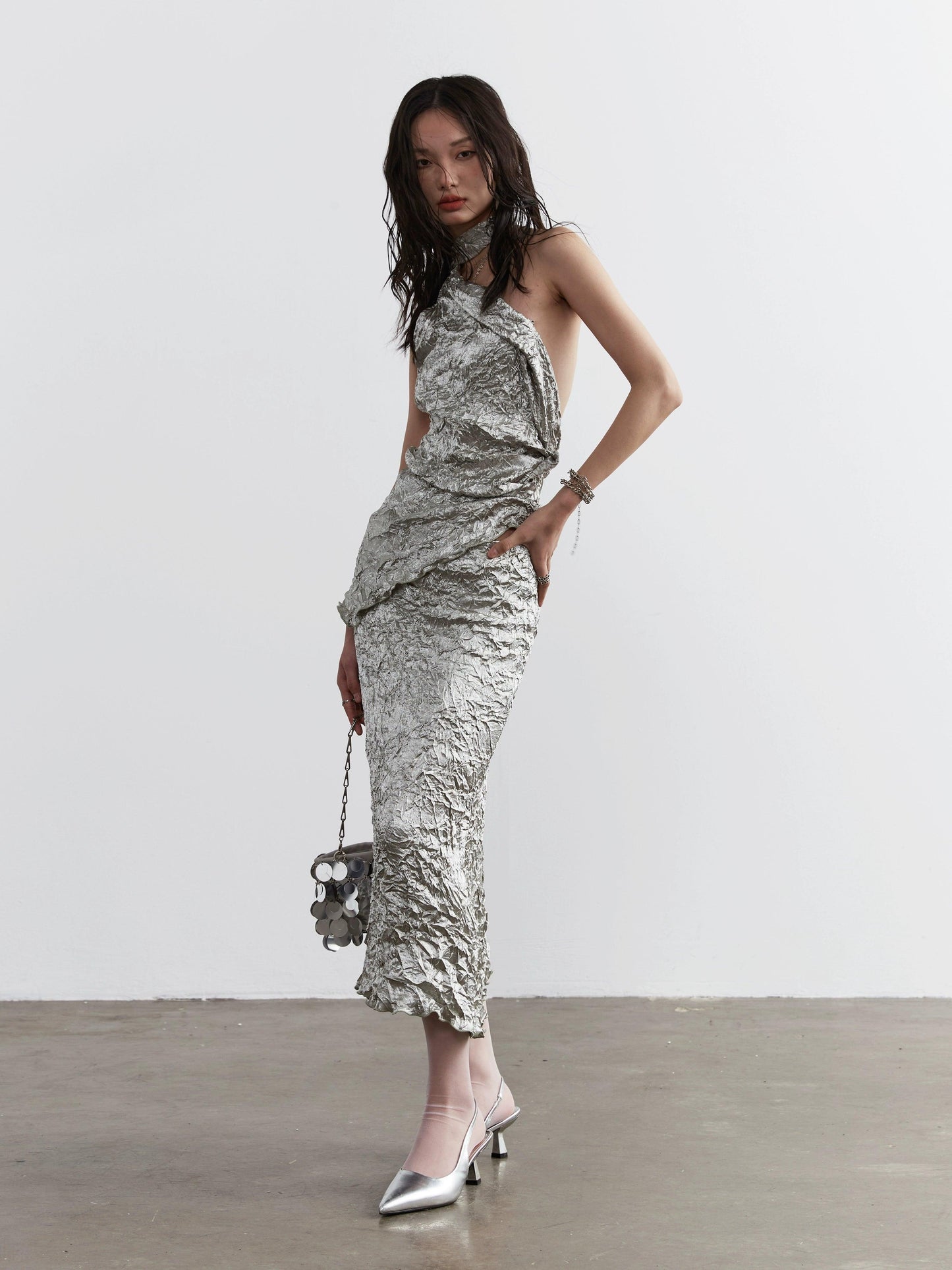 metallic crinkle one-shoulder maxi dress - women's silver textured evening gown with asymmetric strap