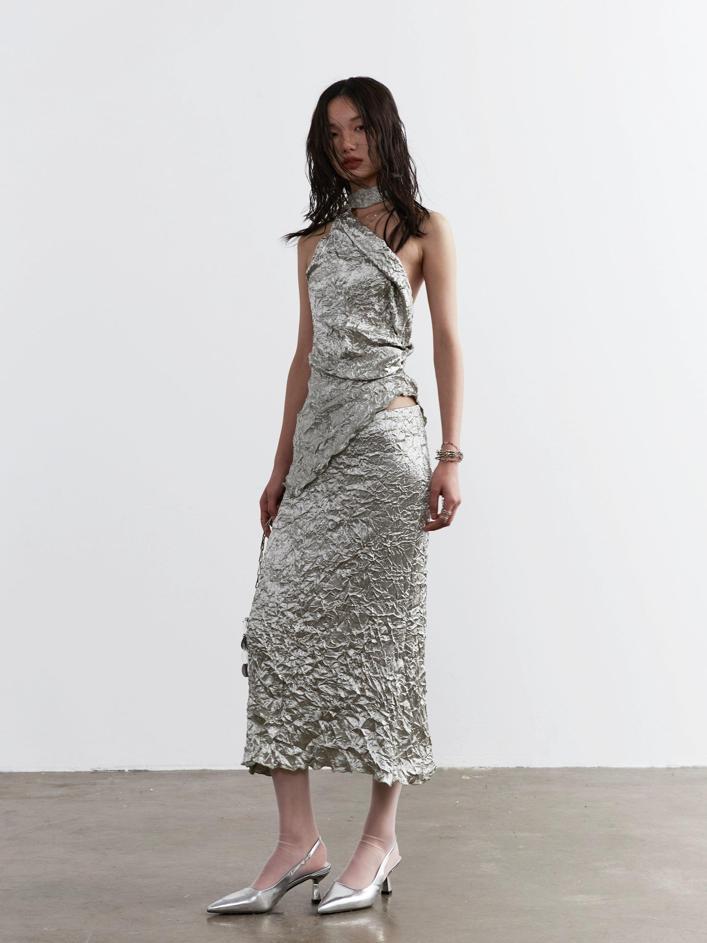 metallic crinkle one-shoulder maxi dress - women's silver textured evening gown with asymmetric strap